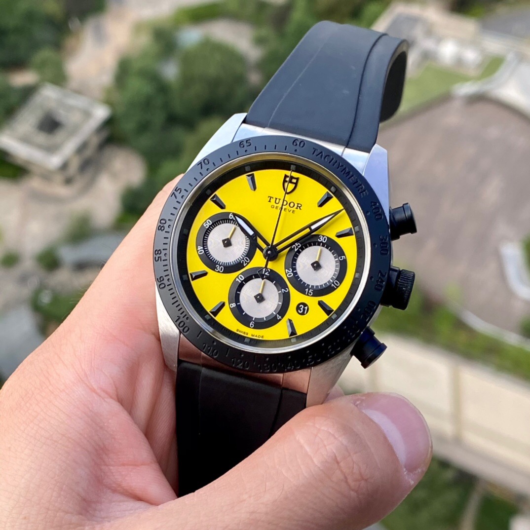 4、我的香奈兒手表原本是白色表盤(pán)的，但是戴了一段時(shí)間就變黃了。這是怎么回事？ 