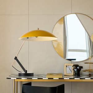 现代创意儿童书桌护眼小黄灯个性设计办公室书房卧室床头装饰台灯