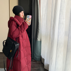 今年流行酒红色羽绒服女韩系2023新款冬季长款过膝加厚面包服外套