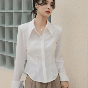 早秋款设计感小众高级法式尖领白色衬衫女士修身显瘦气质缎面上衣