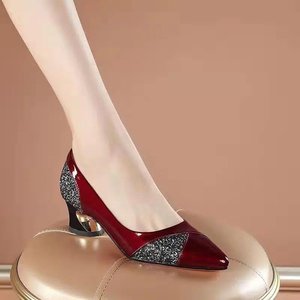 红蜻蜓2024年秋季新款软皮单鞋女粗跟酒红色尖头皮鞋中跟漆皮女单