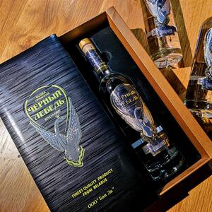 俄罗斯拉达米尔黑天鹅伏特加礼盒装60度700ml