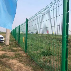 桃型柱护栏网公路防护网厂区园林隔离围墙护栏绿色铁丝网厂家