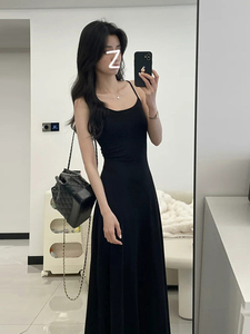 歌莉娅2024新款黑色吊带连衣裙子女春夏季显瘦修身性感法式赫本风