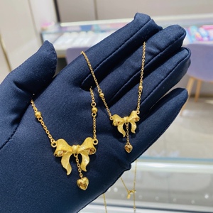 周大福足金黄金迪士尼在逃公主大蝴蝶结爱心吊坠项链新年礼物