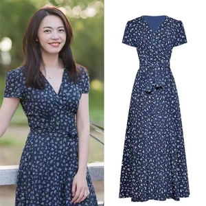 明星姚晨同款法式复古v领雪纺裹身收腰度假中长裙气质碎花连衣裙