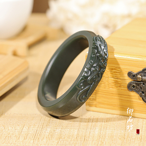 御石坊新疆和田玉沙枣青山流水草花特色款仿古龙纹雕刻方镯55mm