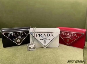 Prada/普拉达 新款经典倒三角标手拿链条小方包时尚单肩 斜挎包女