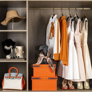 样板房间衣帽间女主卧衣柜软装饰品衣服包包高跟鞋收纳盒橙色轻奢