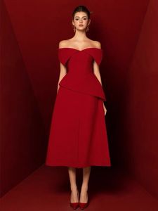 2024夏季越南小众设计红色露肩一字肩收腰显瘦晚宴礼服裙连衣裙