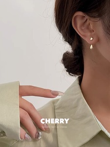 一款两戴水滴耳环女小众设计感金色高级感耳钉简约冷淡风通勤耳饰