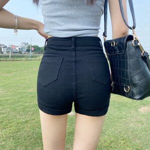黑色短裤女夏季2022紧身弹力显瘦高腰蜜桃包臀辣妹牛仔超热裤ins