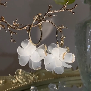 超仙白色花朵耳环耳圈女韩版时尚个性小众设计感气质甜美百搭耳饰