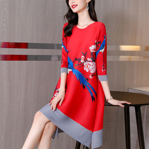 夏季新品减龄红色褶皱连衣裙休闲设计感阔太太新款女大码女装