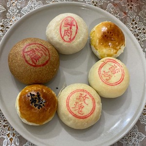 北京稻香村现烤中秋翻毛月饼云腿酸奶玫瑰五仁果香浓郁清甜酥松