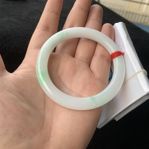 飘绿扁圆条手镯冰糯种牛奶底细腻耐看 阳绿色艳丽天然缅甸翡翠a货