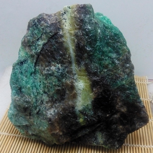 南阳独山玉原石天蓝毛料1940克 精品料