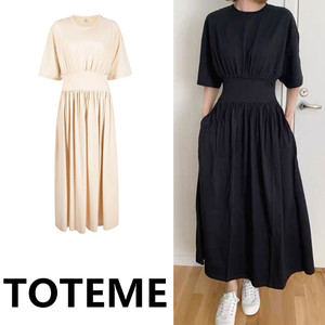 Toteme 23春夏 弹性缩褶腰身、圆领、喇叭设计、短袖、中长连衣裙