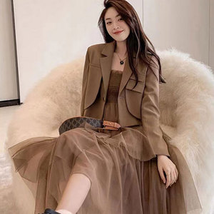 西装搭配纱纱裙套装