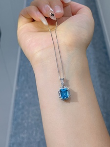 【地大珠宝】纯天然瑞士蓝蓝托帕石吊坠，全净体品质火彩超赞