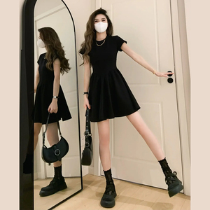 法式赫本风黑色连衣裙子女夏季2024新款设计感小个子显瘦收腰短裙