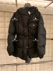 95折prada普拉达 购物狂黑色立领绗缝收腰连帽羽绒服外套女29y966