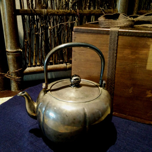 603-日本茶道具精品老银壶明治时期纯银”秀清“款瓜棱纹提梁急须