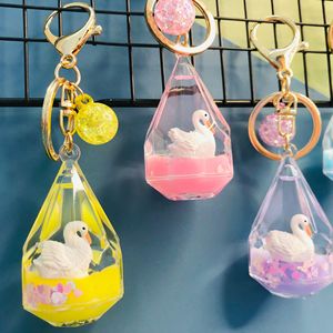 网红水滴天鹅牛奶瓶钥匙扣时尚少女心液体流沙入油漂流瓶包挂件