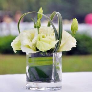 青岛方缸鲜花会议桌花商务活动桌花婚礼宴会白玫瑰开业玻璃小方瓶