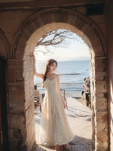 蕾丝花边连衣裙女白月光设计感时尚印花珠链吊带绝美精致伴娘礼裙