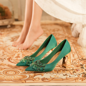 小众设计感绿色婚鞋结婚新娘中式秀禾鞋绸缎单鞋尖头细跟高跟鞋女