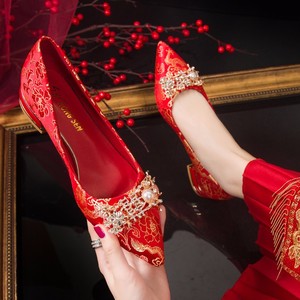 红色新娘鞋女中式2024年尖头低跟方跟结婚鞋子婚纱秀禾服两用婚鞋