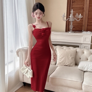 高级设计感气质红色花朵吊带连衣裙女夏性感包臀显身材礼服裙中长