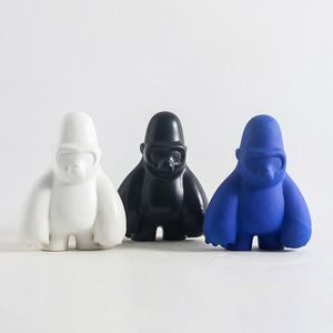 现代简约陶瓷大猩猩创意摆件雕塑工艺品儿童房桌面客厅装饰样板间