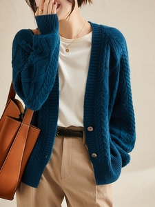 YENR 让秋冬苾入的慵懒 为温暖增添复古质感 羊毛羊绒针织开衫