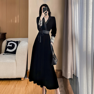 法式黑色金丝绒连衣裙女2023秋冬季新款高端轻奢气质显瘦收腰长裙