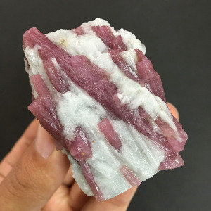 纯天然粉红碧玺原石摆件把玩  原矿粉红碧玺毛料  电气石托玛琳石