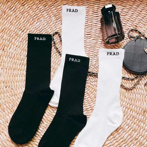 欧洲站Ιprada新品潮牌袜子女中筒袜ins潮纯棉黑色白色p家女袜子