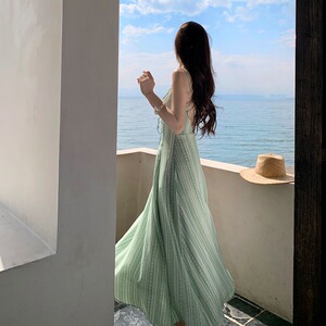 度假风淡绿色印花吊带连衣裙云南海边露背长裙显瘦显高 气质性感