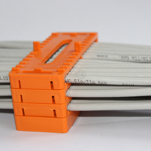 网线理线器机房