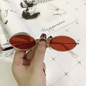 韩国扁圆超窄框ins超火眼镜红色带链条墨镜女网红同款小脸太阳镜