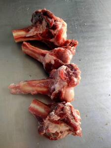羊后腿骨 新鲜冷冻 羊腿骨 吸骨髓 带肉羊棒骨 羊骨头 20斤包邮