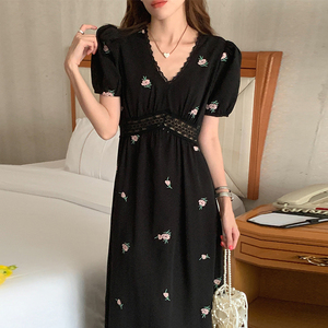 韩国chic夏季复古气质V领刺绣花朵拼接蕾丝收腰泡泡袖连衣裙长裙