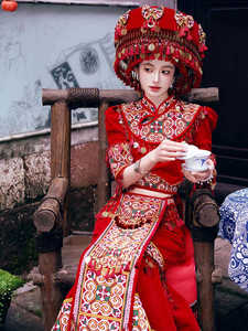 新款红色苗族土家族高端刺绣重工婚服装民族风演出服云南贵州摄影