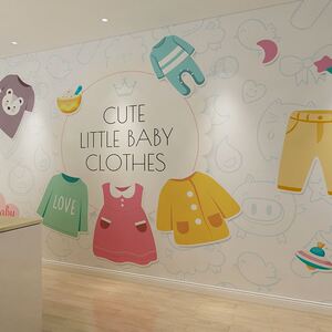 手绘卡通儿童婴儿服装壁纸收银台装修母婴直播间背景墙童装店墙纸