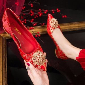 红色新娘鞋女中式2024尖头平底粗跟结婚鞋子婚纱秀禾服两用婚鞋