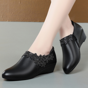 雪地意尔康春秋款真皮妈妈鞋大码单鞋女坡跟水钻女鞋中跟软底皮鞋