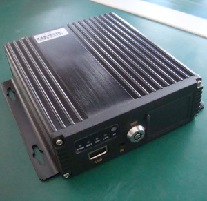 AHD1080P大巴校车车载录像机SD卡存储行车记录仪4路航空头VGA输出