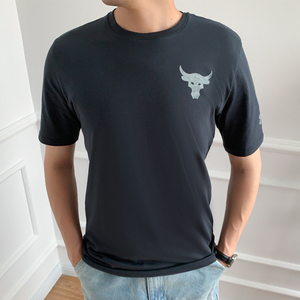 安德玛宽松短袖