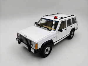 1:18 jeep cherokee 吉普 极光小切诺基 汽车模型 送磁吸式警灯